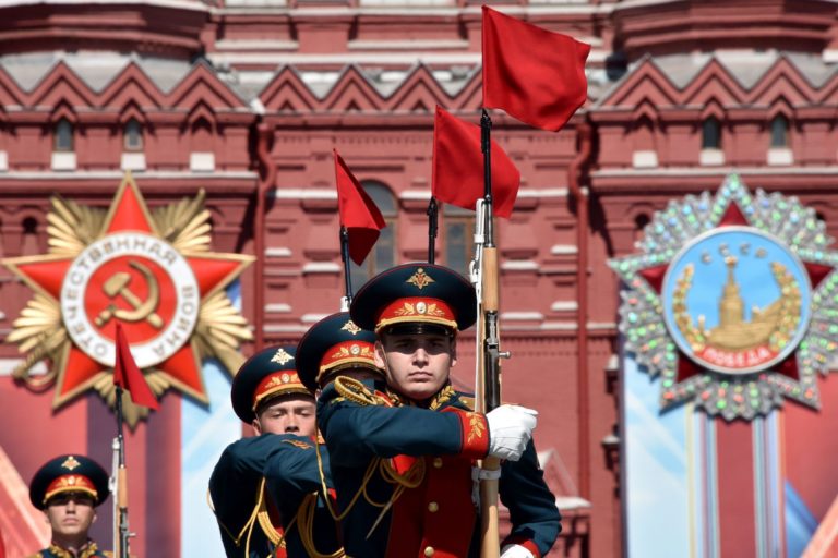 Путин перенес парад Победы