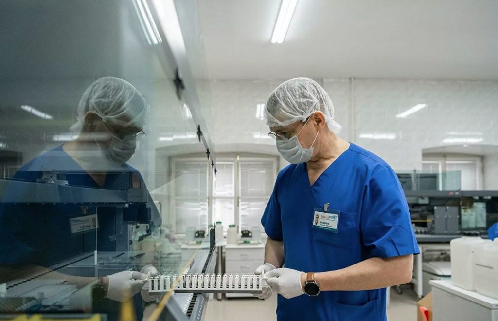В России за сутки выявили более двух тысяч зараженных коронавирусом