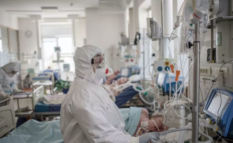 В России за сутки коронавирус выявили у 10 102 человек