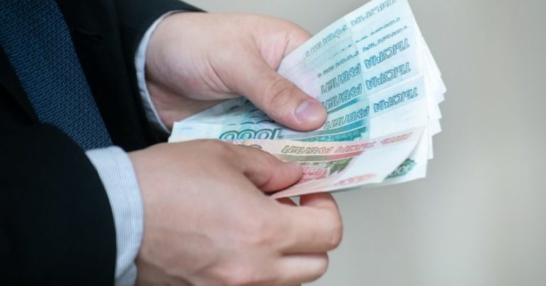 Россиянам с 15 июля могут начислить две выплаты более 21 000 рублей