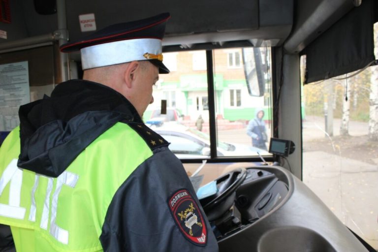 Сотрудники Госавтоинспекции Выксы в рамках профилактического мероприятия «Автобус» проверили около 20 автобусов