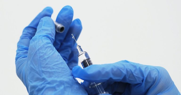Первые вакцины от коронавируса выпустят в течение двух недель