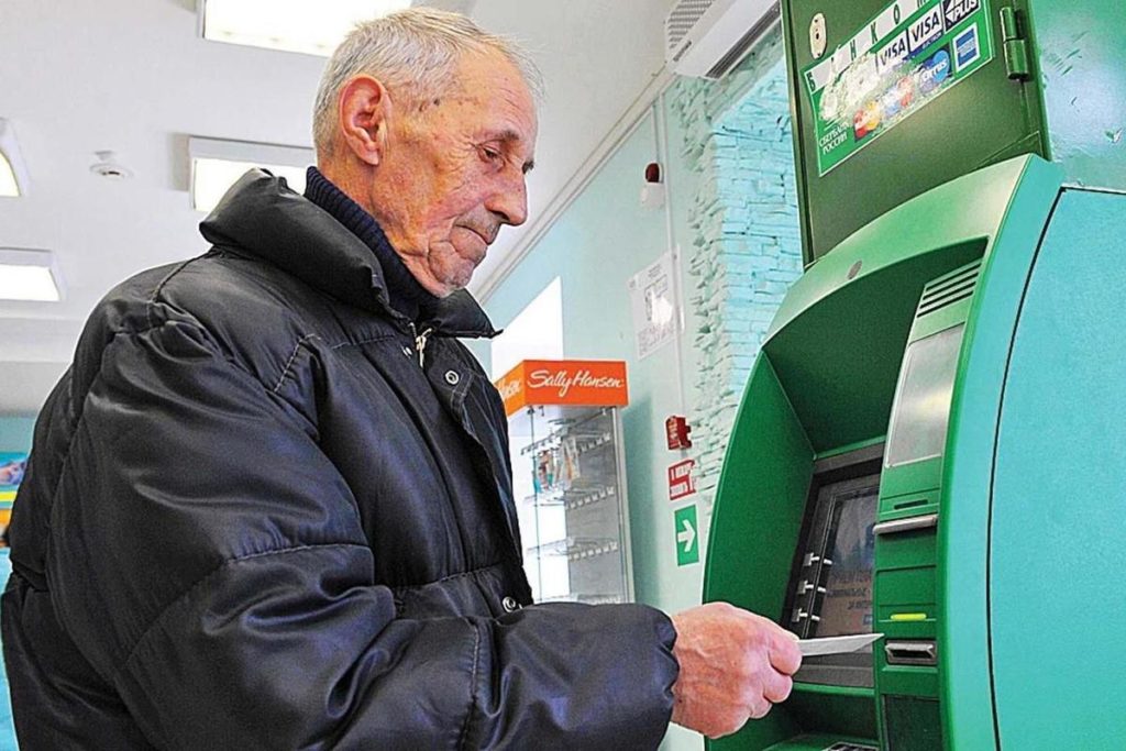 Россиян предупредили об опасности хранения пенсий на банковских картах