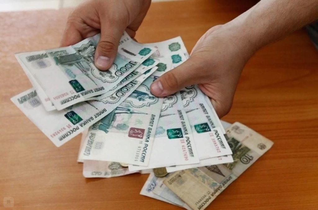 Бюджетникам в России с 1 октября на 3% поднимут зарплаты