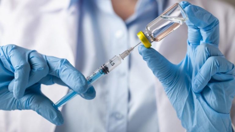 Медики готовят забастовки против принудительной вакцинации от COVID