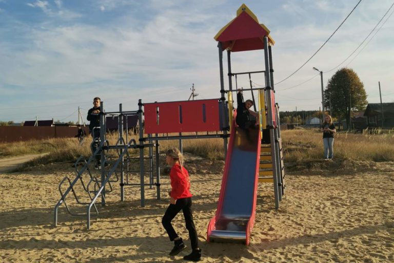 В деревне Змейка открылась первая детская площадка