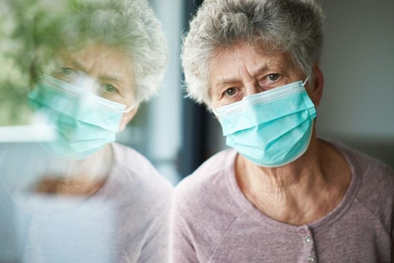 Нижегородцам старше 65 лет продлят больничные еще на две недели