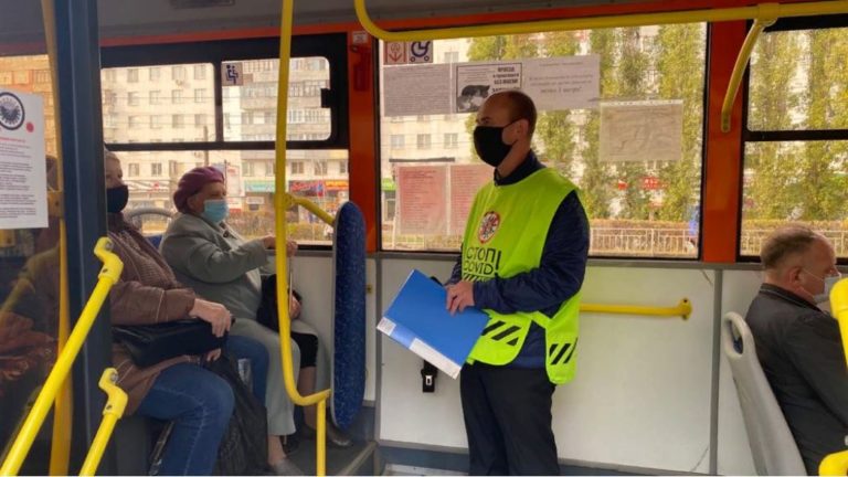 Водитель вправе остановить автобус и не продолжать движение, пока пассажир не наденет маску