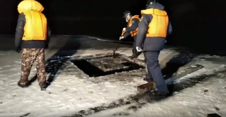 На Оке в п. Шиморское под лед провалился автомобиль с двумя людьми