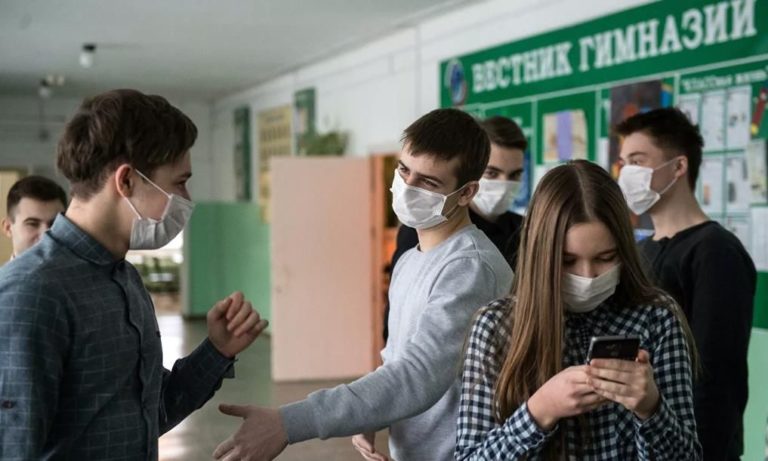 Роспотребнадзор продлил введенные из-за коронавируса правила для школ до 2022 года